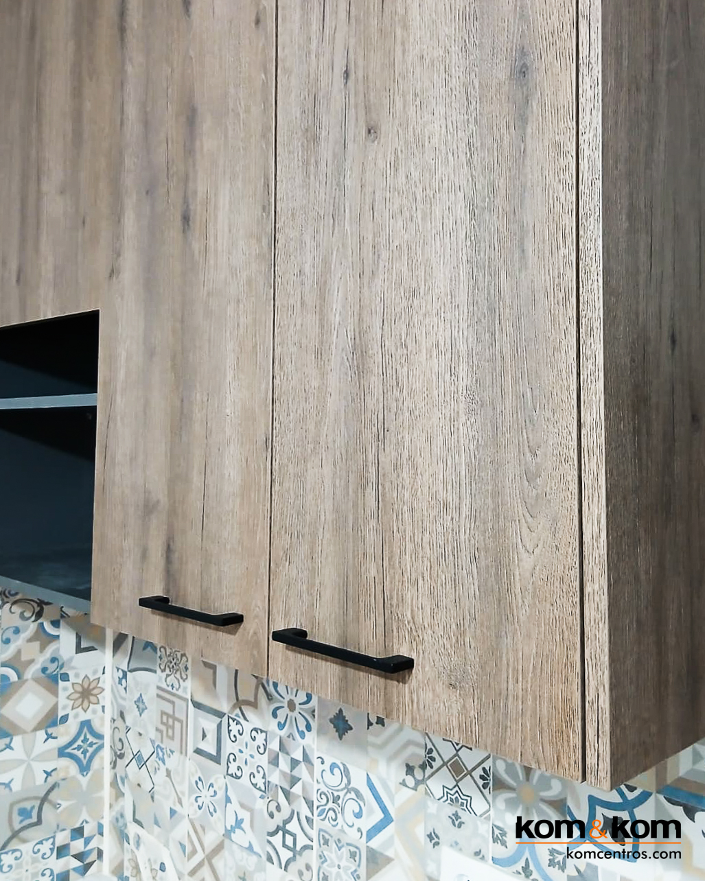 cocina original: negro, madera y azulejos vintage